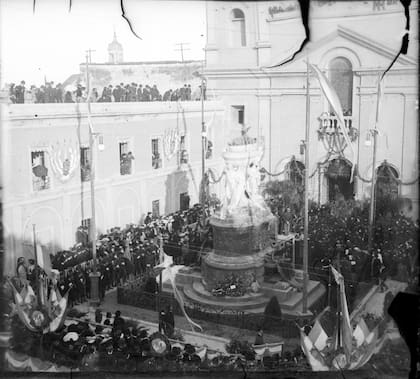 Inauguración del sepulcro de Manuel Belgrano, en el atrio de Santo Domingo.