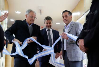 El rector de la Universidad de Buenos Aires, Alberto Barbieri; el presidente de Eudeba, Gonzalo Álvarez, y el ministro de Educación de la Nación (y autor de Eudeba), Alejandro Finocchiaro, en la reapertura de la librería de Eudeba