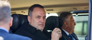 Un cartel nuevo en las protestas: la cara de Adorni