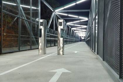 Cuenta con una pasarela metálica de 54 metros de largo, que conecta con un nuevo mirador urbano