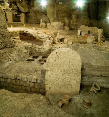 Las tumbas halladas en la Necrópolis de la Vía Triumphalis van desde el final del siglo I antes de Cristo hasta el principio del siglo IV d.C.. 