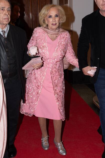 Incansable a sus 97, Mirtha llegó acompañada por Héctor Vidal Rivas.