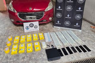 Detuvieron a una pareja narco con diez kilos de cocaína con la marca del delfín