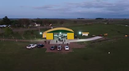Incautan en Concordia un avión con el que traficaron 400 kilos de cocaína a Uruguay (vista de dron)