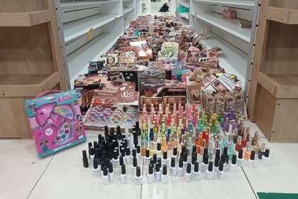 Las fuerzas de seguridad porteñas retiraron de las estanterías al menos 35 perfumes apócrifos que se hacían pasar por reconocidas marcas