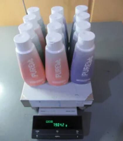 Incautaron alrededor de 12 botellas de plástico etiquetadas como shampoo para perros en LAX debido a un contenido ilegal en su interior
