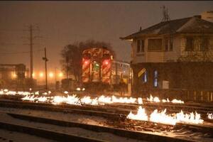 Mirá cómo incendian las vías del tren en Chicago para combatir la ola de frío