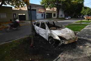 Quemaron al menos 13 autos estacionados en Rosario y dejaron amenazas para Bullrich y Pullaro