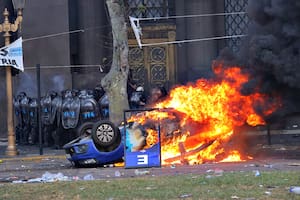 Piedrazos, bombas molotov y autos incendiados, en el episodio de violencia más grave desde que está Milei