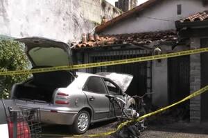 Incendiaron un auto y una moto en la entrada de una casa en Vicente López