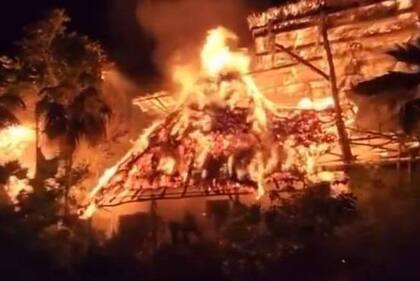 Incendio consume hoteles en la isla de Holbox, Cancún
