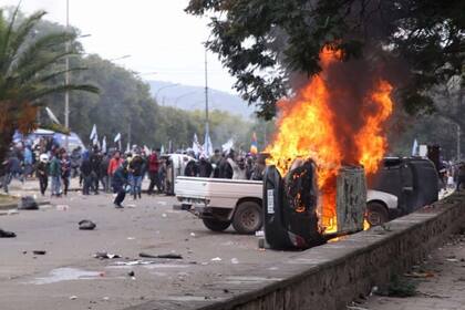 Incendio de automóviles durante los incidentes del 20 de junio en San Salvador de Jujuy