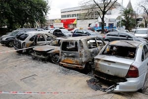 Quemaron ocho autos en un estacionamiento de Parque Chacabuco