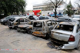 Quemaron ocho autos en un estacionamiento de Parque Chacabuco