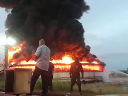 Incendio de grandes proporciones en zona industrial de Matanzas