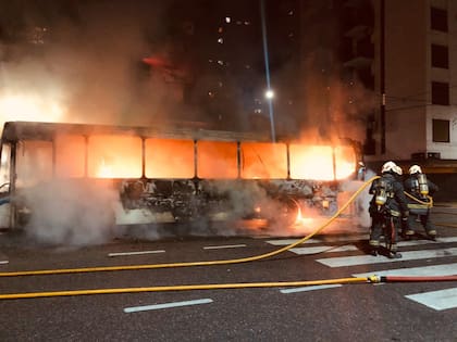 Incendio de una unidad de la línea de colectivos 71, en Corrientes y Bulnes