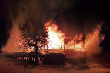 Incendio destruye por completo el refugio Antulauquen en el cerro Chapelco