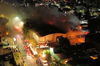 Un incendio destruyó un depósito de productos plásticos: trabajaron más de 20 dotaciones de bomberos
