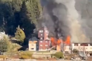 Un gran incendio arrasa con un tradicional hotel de Bariloche frente al lago Nahuel Huapi