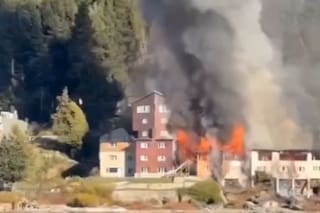 Un incendio arrasa con un tradicional hotel de Bariloche frente al lago Nahuel Huapi