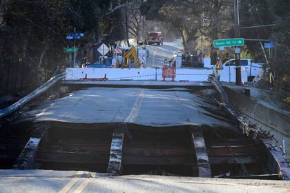 Un puente destruido por el fuego