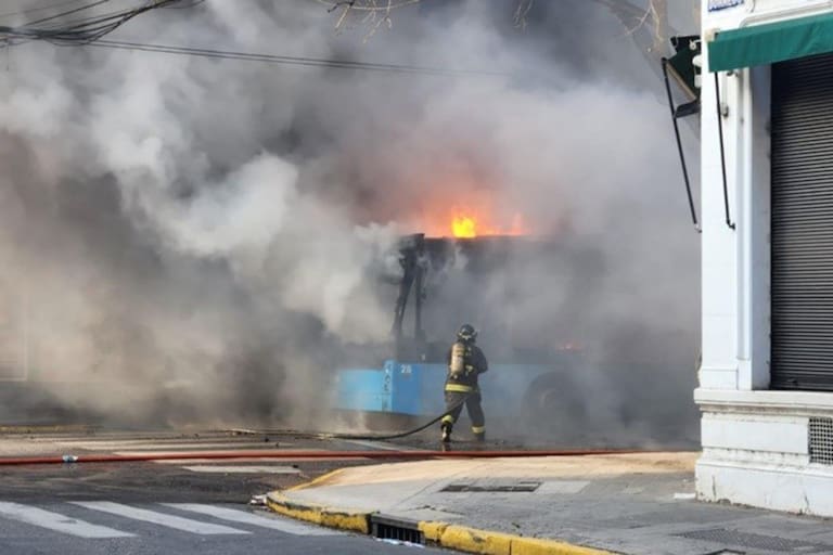 Rosario: un colectivo eléctrico se prendió fuego y una nube negra invadió el centro de la ciudad