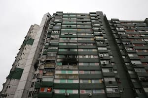 Se incendió el cuarto piso de un edificio y murió un niño de 5 años