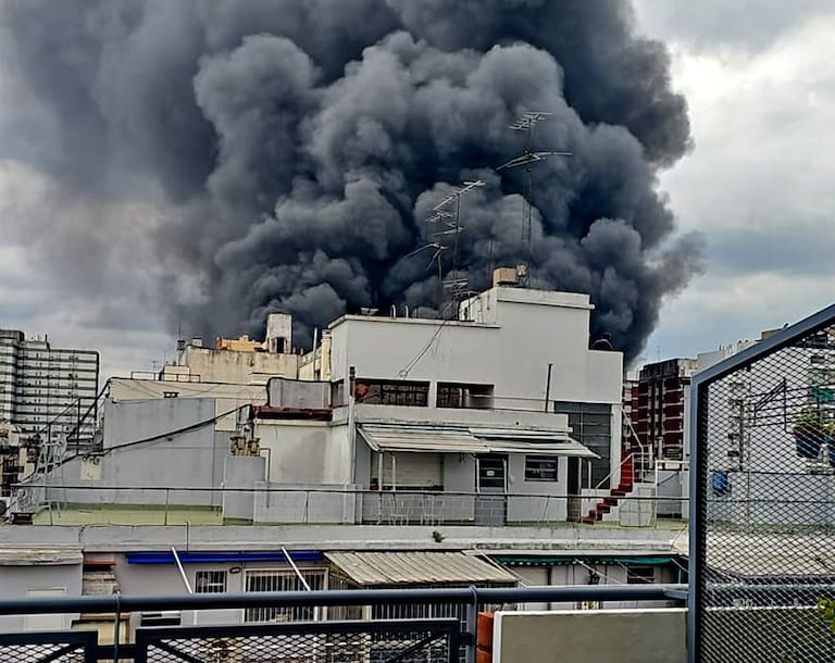 Caballito: 60.000 usuarios sin luz y vecinos evacuados por un incendio en una subestación de Edesur 