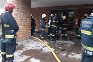 Se incendió un edificio y 13 personas tuvieron que ser asistidas