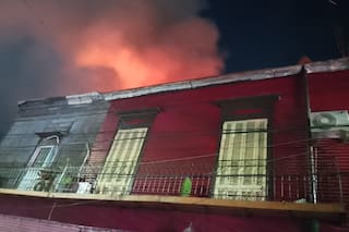 50 personas fueron evacuadas y 11 resultaron intoxicadas por un incendio que destruyó un conventillo
