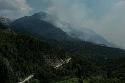 Incendio en lago Martin y Steffeb, así se ve desde la lejanía