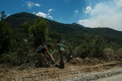Incendio en lago Martin y Steffeb. Vecinos del paraje Rio Villegas arman cortafuegos en cercanias del pueblo ante la posibilidad de que se extienda el fuego