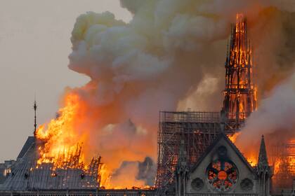 Incendio en Notre Dame: extinguieron por completo el fuego y descartan que haya sido intencional