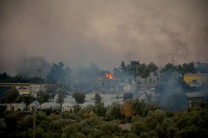 Miles de refugiados huyeron del lugar durante el incendio