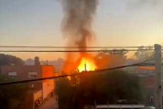 Impactante incendio en un depósito de Merlo: varias explosiones y una gran columna de humo