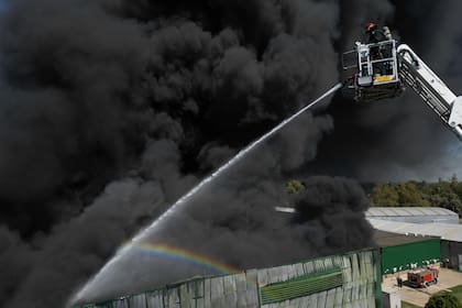 Incendio en un depósito de pinturas en Francisco Álvarez