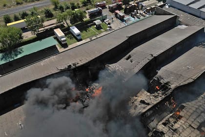 Incendio en un depósito de pinturas en Francisco Álvarez
