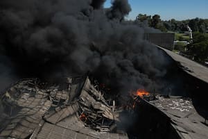 Impresionantes imágenes del gran incendio que arrasó un depósito de pinturas y generó una enorme columna de humo en Moreno