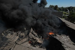 Impresionantes imágenes del gran incendio que arrasó un depósito de pinturas y generó una enorme columna de humo en Moreno