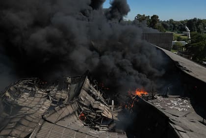 Incendio en un depósito de pinturas en Francisco Álvarez