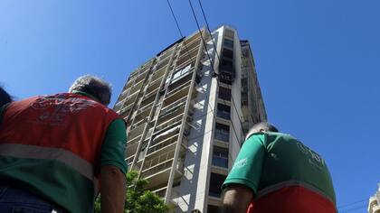 Incendio en un edificio de Balvanera: el operativo interrumpe el tránsito entre Córdoba y Pueyrredón