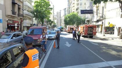Incendio en un edificio de Balvanera: el operativo interrumpe el tránsito entre Córdoba y Pueyrredón