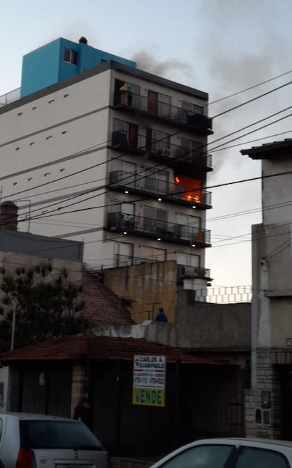 Incendio en un edificio en Caseros donde murieron dos bomberos