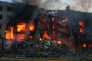 Incendio en un edificio residencial tras una ataque ruso en Kiev, el domingo 24 de mayo (AP/ Evgeniy Maloletka)