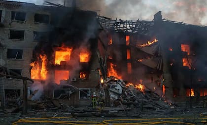 Incendio en un edificio residencial tras una ataque ruso en Kiev, el domingo 24 de mayo (AP/ Evgeniy Maloletka)