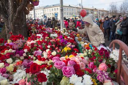 En medio del dolor, miles de flores se ven en la puerta del shopping en homenaje a las víctimas