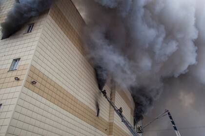 Incendio en un shopping de Moscú: escenas de desesperación entre los 41 niños que fallecieron