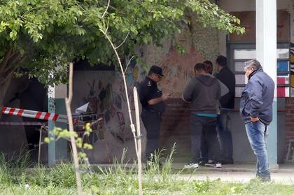 La policía junto a los fiscales al momento de los peritajes