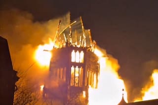 Una histórica iglesia se prendió fuego en Ámsterdam a poco de iniciar el 2026
