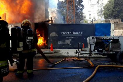 Incendio en una obra en construcción en San Martín de Tours al 2800